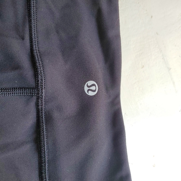 Lululemon Cropped Leggings Women's 4 Black Vented Leg Strip Back Zip Pocket - Picture 3 of 3